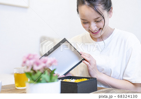 フラワーボックスを見る女性 フラワーボックスを見る女性 68324130