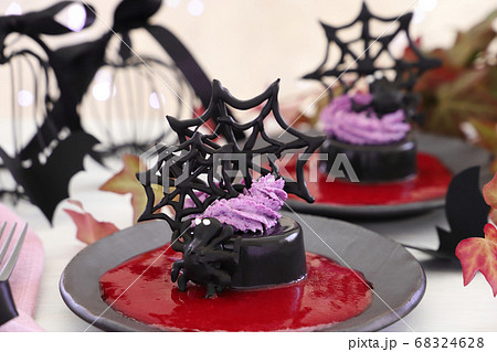 ハロウィン　黒ごまプリン真っ赤なソース 68324628