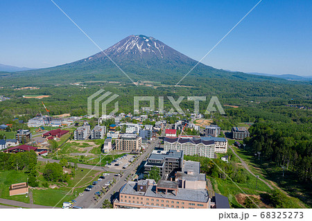 ニセコヒラフエリアの街並みと羊蹄山 北海道倶知安町の写真素材