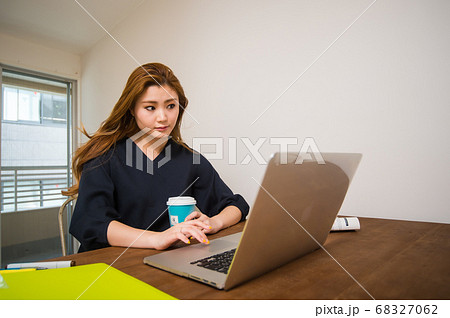 ノートパソコン　仕事をする女性　ニューノーマル 68327062