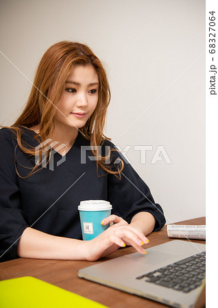 ノートパソコン 仕事をする女性 ニューノーマル ノートパソコン 仕事をする女性 ニューノーマル 68327064