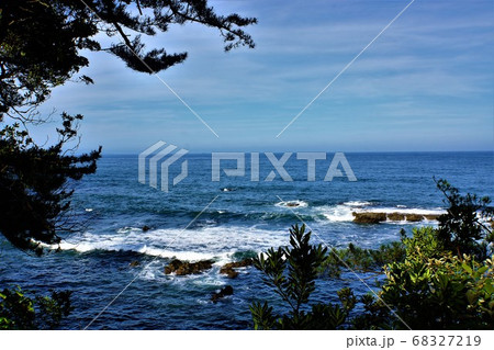 北茨城・五浦海岸ジオサイト~青空と碧い海に広がる白波と松と奇岩岩礁の絶景スポット(2) 北茨城・五浦海岸ジオサイト~青空と碧い海に広がる白波と松と奇岩岩礁の絶景スポット(2) 68327219