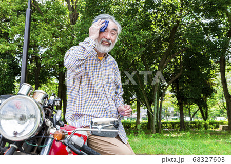 バイクライフ　疲れた表情のシニアライダー 68327603