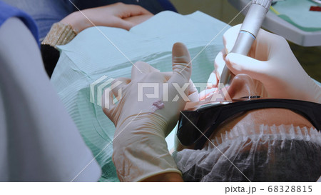 Young woman at dental clinic 68328815