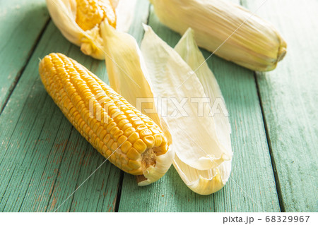 Uncooked corn cob 68329967