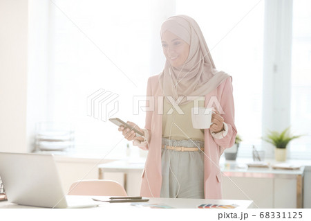 Successful Muslim businesswoman solving work issues Successful Muslim businesswoman solving work issues 68331125