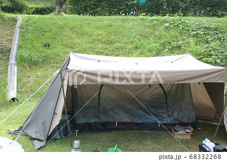 キャンプ場でテントを張るアウトドア写真 68332268