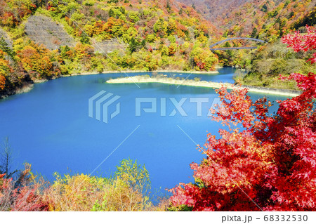 秋の奥四万湖 68332530