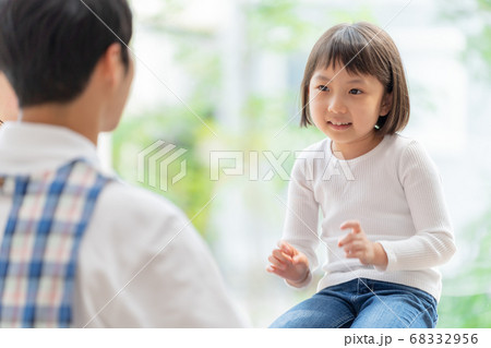 保育園で遊ぶ女の子 68332956
