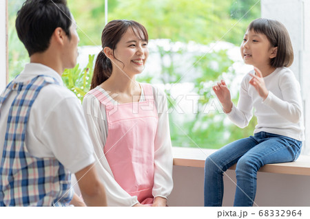保育園で遊ぶ女の子 保育園で遊ぶ女の子 68332964