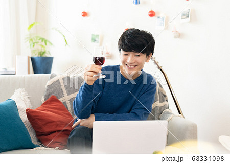 ビデオ通話で乾杯する若い男性【自宅】 68334098