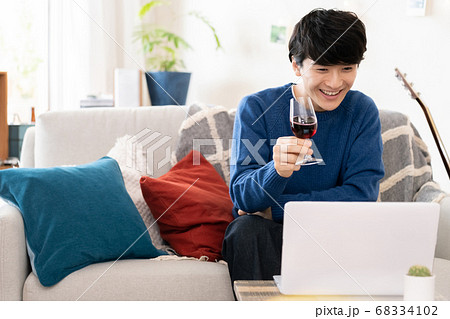 ビデオ通話で乾杯する若い男性【自宅】 ビデオ通話で乾杯する若い男性【自宅】 68334102