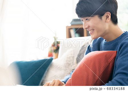 ビデオ通話をする若い男性【クリスマス】 ビデオ通話をする若い男性【クリスマス】 68334188