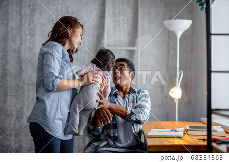 funnyi daddy tryng to entertain his kid. close up photo 68334363