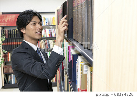図書館で本を探す若い男性 図書館で本を探す若い男性 68334526