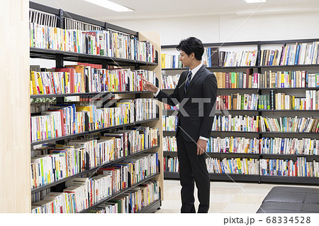 図書館で本を探す若い男性 68334528