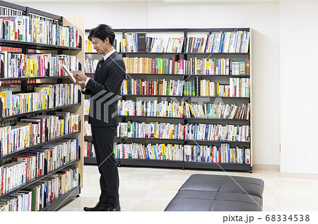図書館で本を探す若い男性 図書館で本を探す若い男性 68334538