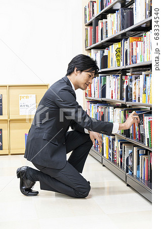 図書館で本を探す若い男性 図書館で本を探す若い男性 68334540