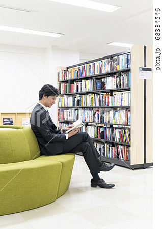 図書館で本を読む若い男性 図書館で本を読む若い男性 68334546