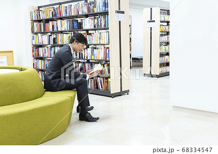図書館で本を読む若い男性 68334547