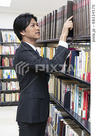 図書館で本を探す若い男性 68334570