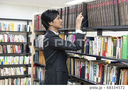 図書館で本を探す若い男性 68334572