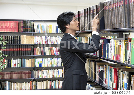 図書館で本を探す若い男性 図書館で本を探す若い男性 68334574