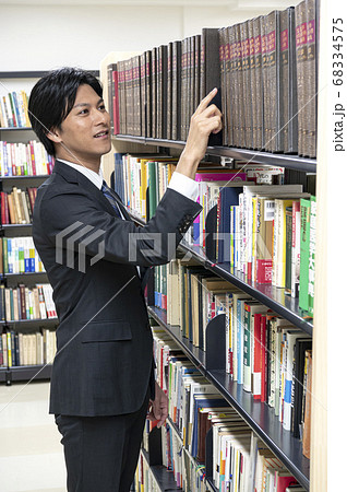 図書館で本を探す若い男性 68334575