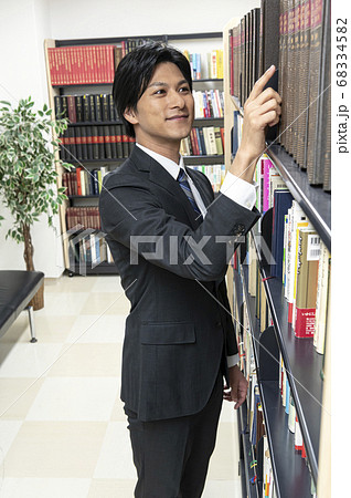 図書館で本を探す若い男性 図書館で本を探す若い男性 68334582