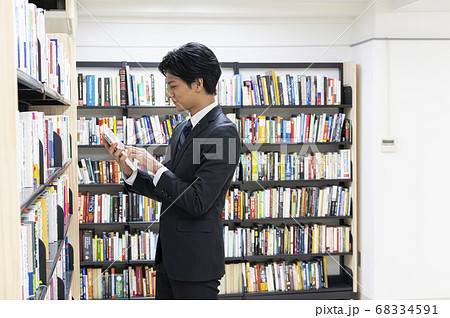 図書館で本を読む若い男性 68334591