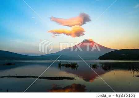 山中湖の赤富士 68335158