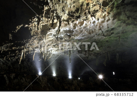 秋芳洞の鍾乳洞のつらら石 68335712