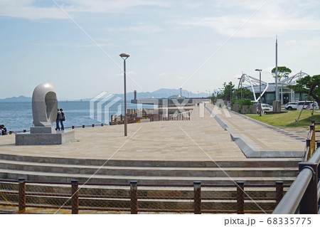 高松港の防波堤の景色 高松港の防波堤の景色 68335775