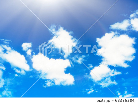青い空に浮かぶふわふわした白い雲のイラスト素材