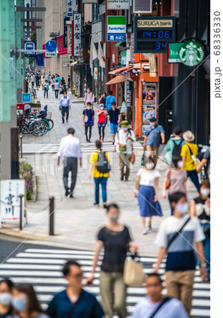 日本の東京都市景観 マスク姿・熱中症・「日本橋北詰」の交差点(横断歩道)をなどを望む=8月10日 日本の東京都市景観 マスク姿・熱中症・「日本橋北詰」の交差点(横断歩道)をなどを望む=8月10日 68336330