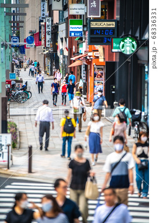 日本の東京都市景観　マスク姿・熱中症・「日本橋北詰」の交差点(横断歩道）をなどを望む＝8月10日 68336331