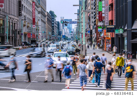 日本の東京都市景観　マスク姿・「日本橋北詰」の交差点(横断歩道）をなどを望む＝8月10日 68336481