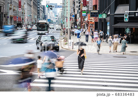 日本の東京都市景観　マスク姿・「日本橋北詰」の交差点(横断歩道）をなどを望む＝8月10日 68336483