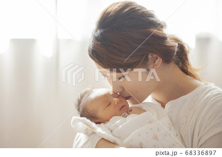 新生児を抱く母 新生児を抱く母 68336897
