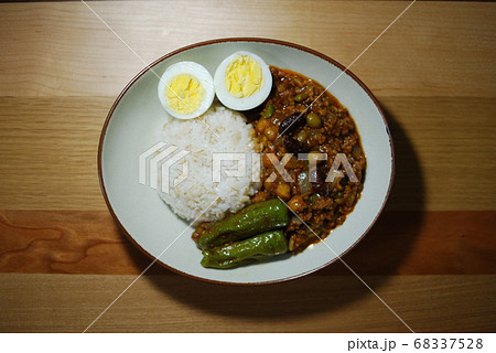 ミックスビーンズのキーマカレー　ゆで卵とししとうトッピング　押し麦ご飯 68337528
