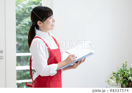 家事代行サービス　ファイルを持って点検する女性 68337574
