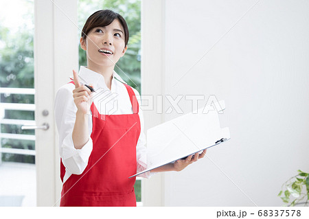 家事代行サービス ファイルを持って点検する女性 家事代行サービス ファイルを持って点検する女性 68337578
