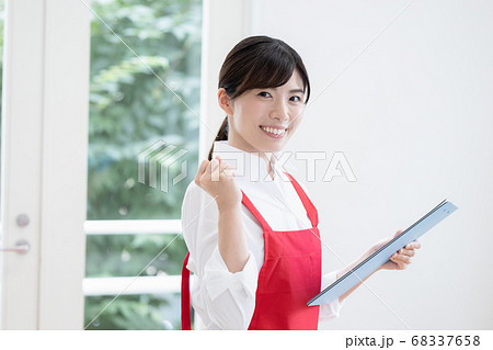 家事代行サービス　ファイルを持って点検する女性 68337658