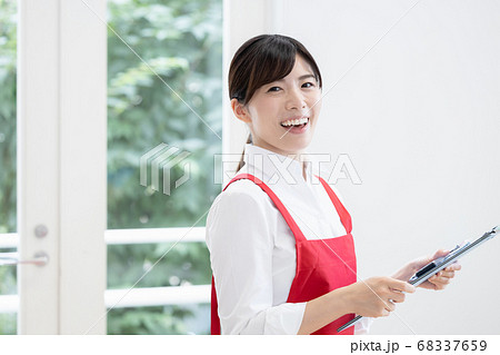 家事代行サービス　ファイルを持って点検する女性 68337659