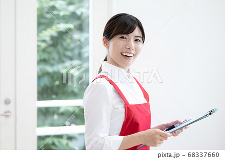家事代行サービス　ファイルを持って点検する女性のポートレート 68337660