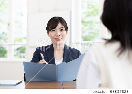 教育ビジネスイメージ 面接をする女性のポートレート 教育ビジネスイメージ 面接をする女性のポートレート 68337823