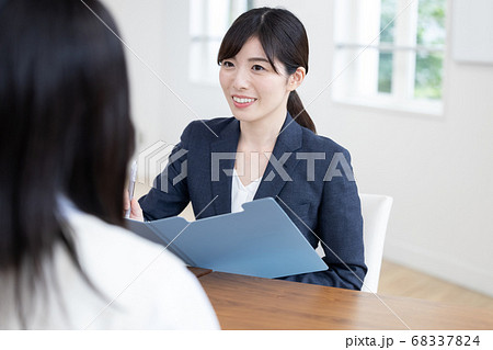 教育ビジネスイメージ　面接をする女性のポートレート 68337824