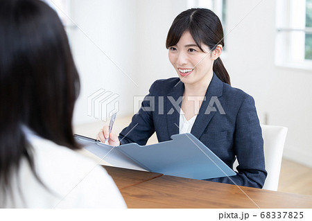 教育ビジネスイメージ　面接をする女性のポートレート 68337825