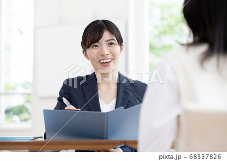 教育ビジネスイメージ　面接をする女性のポートレート 68337826