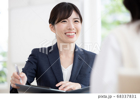 教育ビジネスイメージ 面接をする女性のポートレート 教育ビジネスイメージ 面接をする女性のポートレート 68337831